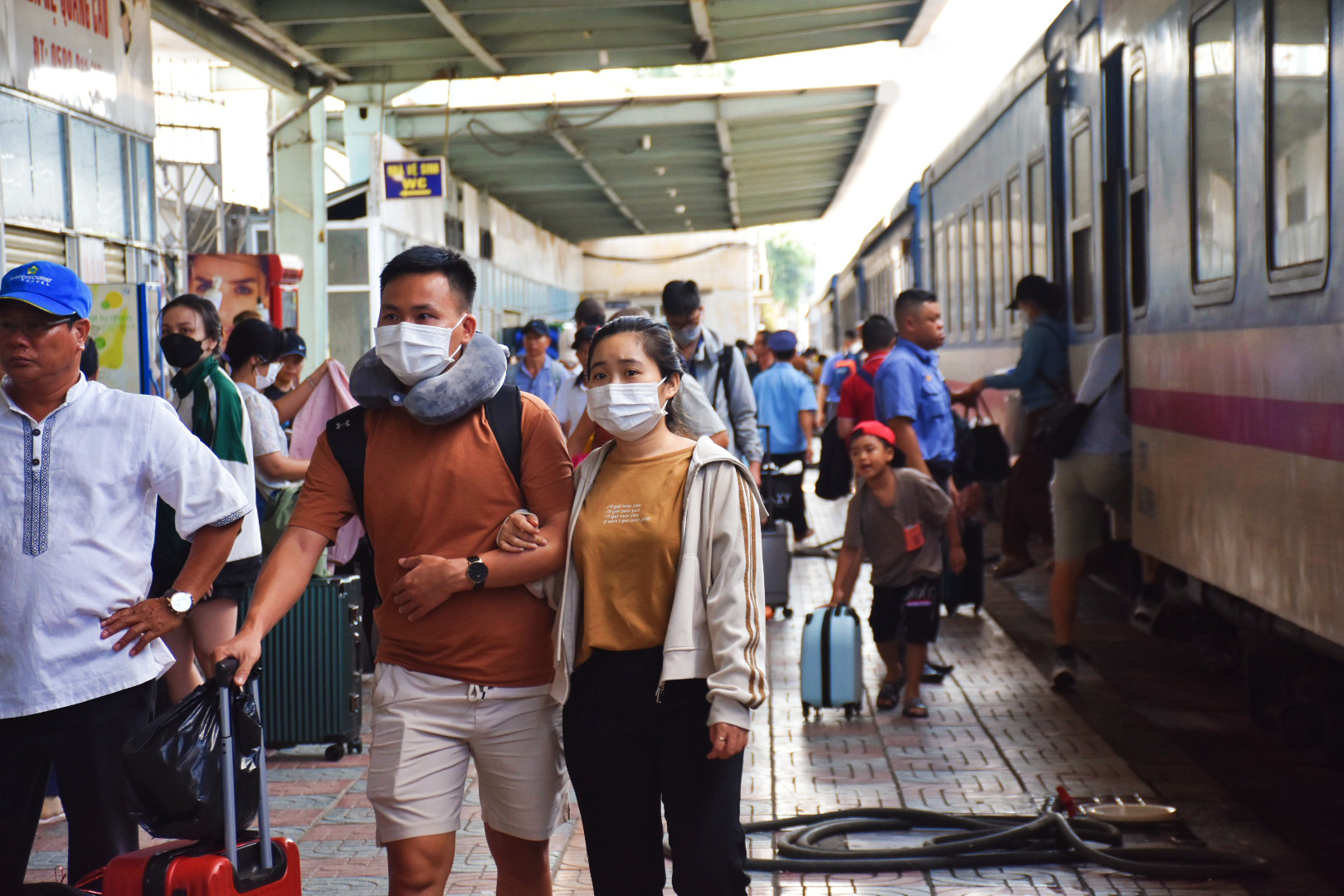 Nghỉ lễ, xe du lịch nối đuôi nhau trong nội thành Nha Trang- Ảnh 1.