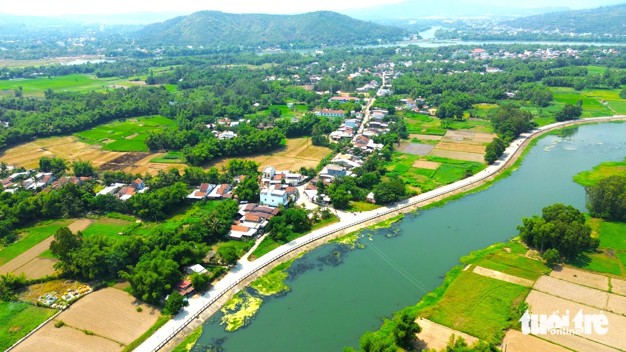 Xã An Dân (huyện Tuy An) là một vùng quê bên dòng sông Ngân Sơn đang ngày càng đổi thay - Ảnh: NGUYỄN HOÀNG Xã An Dân (huyện Tuy An, Phú Yên) là một vùng quê yên bình bên dòng sông Ngân Sơn - Ảnh: NGUYỄN HOÀNG
