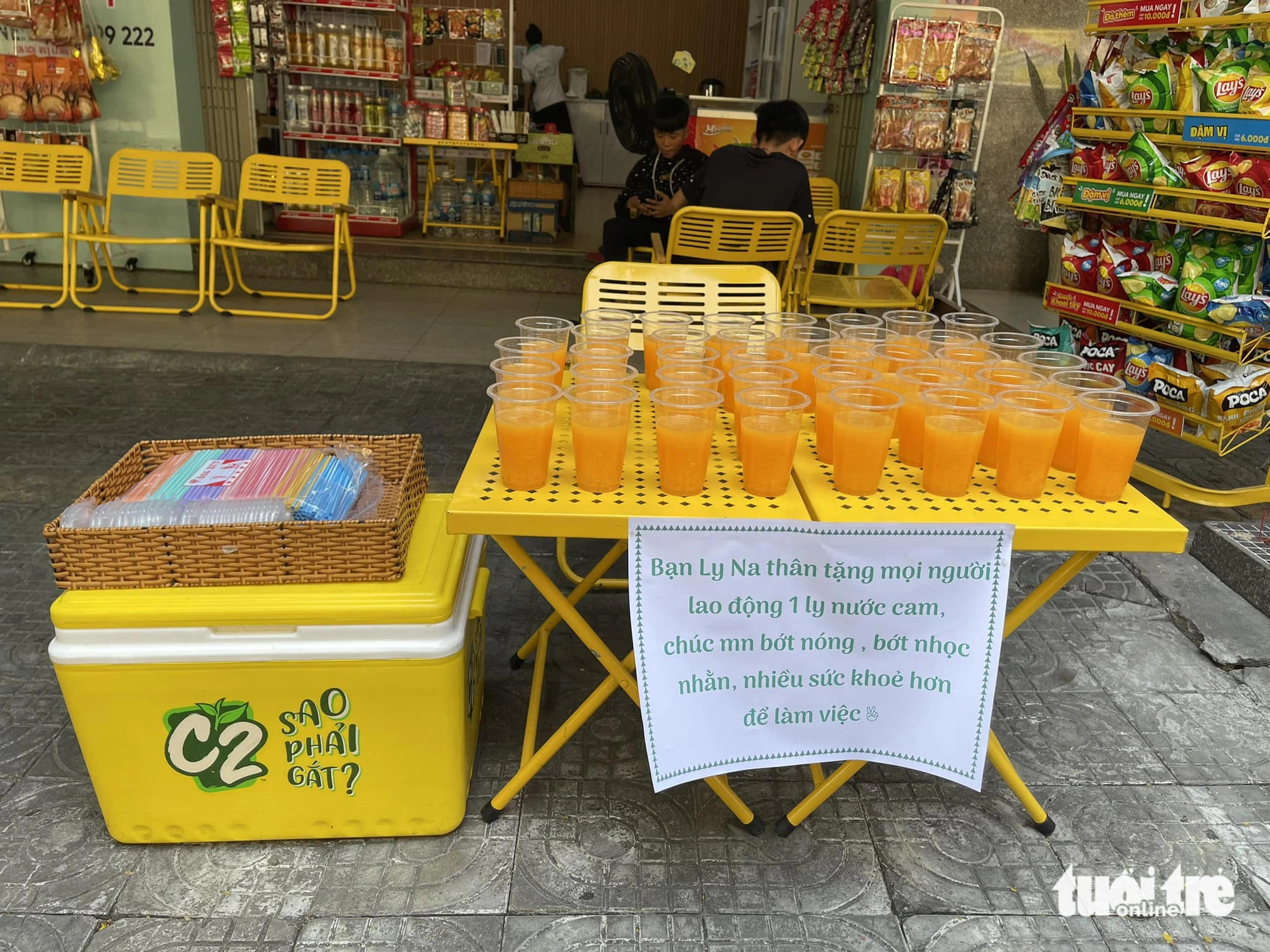 Đà Nẵng dễ thương với nước cam, nước suối mời người bán vé số, xe ôm ngày nắng nóng- Ảnh 1. Điểm tặng nước cam trước của hàng chị Hà ở số 25 đường Hà Khê (Đà Nẵng) Ảnh NVCC