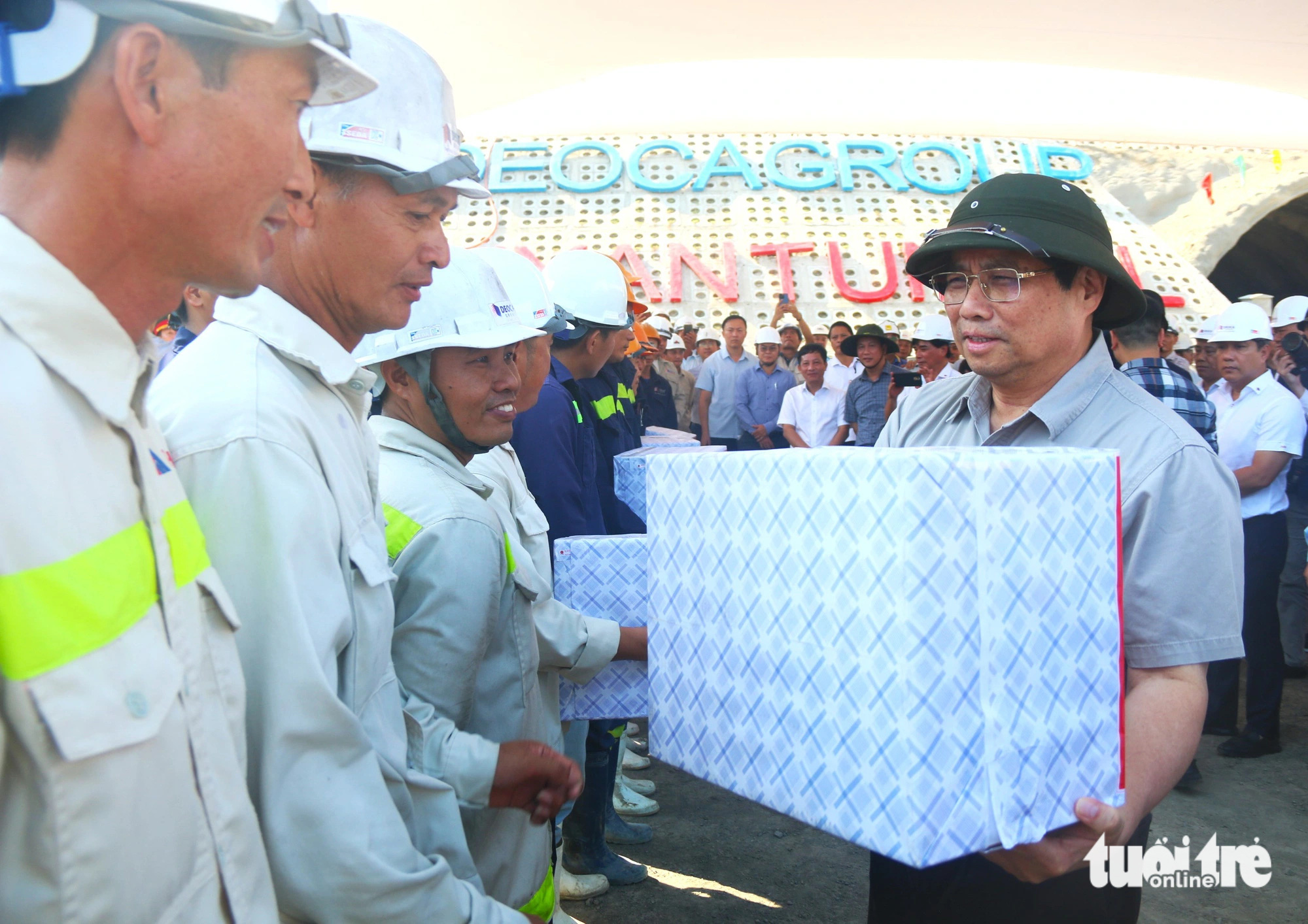 Thủ tướng thăm hỏi, động viên công nhân thi công tuyến cao tốc Chí Thạnh - Vân Phong - Ảnh: NGUYỄN HOÀNG Thủ tướng tặng quà động viên công nhân, người lao động làm việc trong dịp nghỉ lễ ở tuyến cao tốc Chí Thạnh - Vân Phong - Ảnh: NGUYỄN HOÀNG
