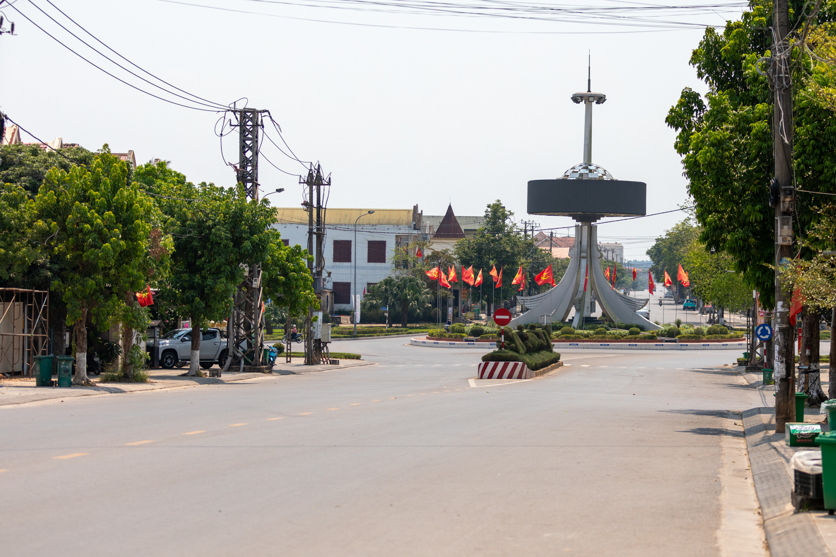 Quang cảnh đường phố Đông Hà trong nắng nóng kỷ lục 44 độ C- Ảnh 6. Giao lộ Lý Thường Kiệt - Hùng Vương vắng hoe lúc 13h30 - Ảnh: HOÀNG TÁO