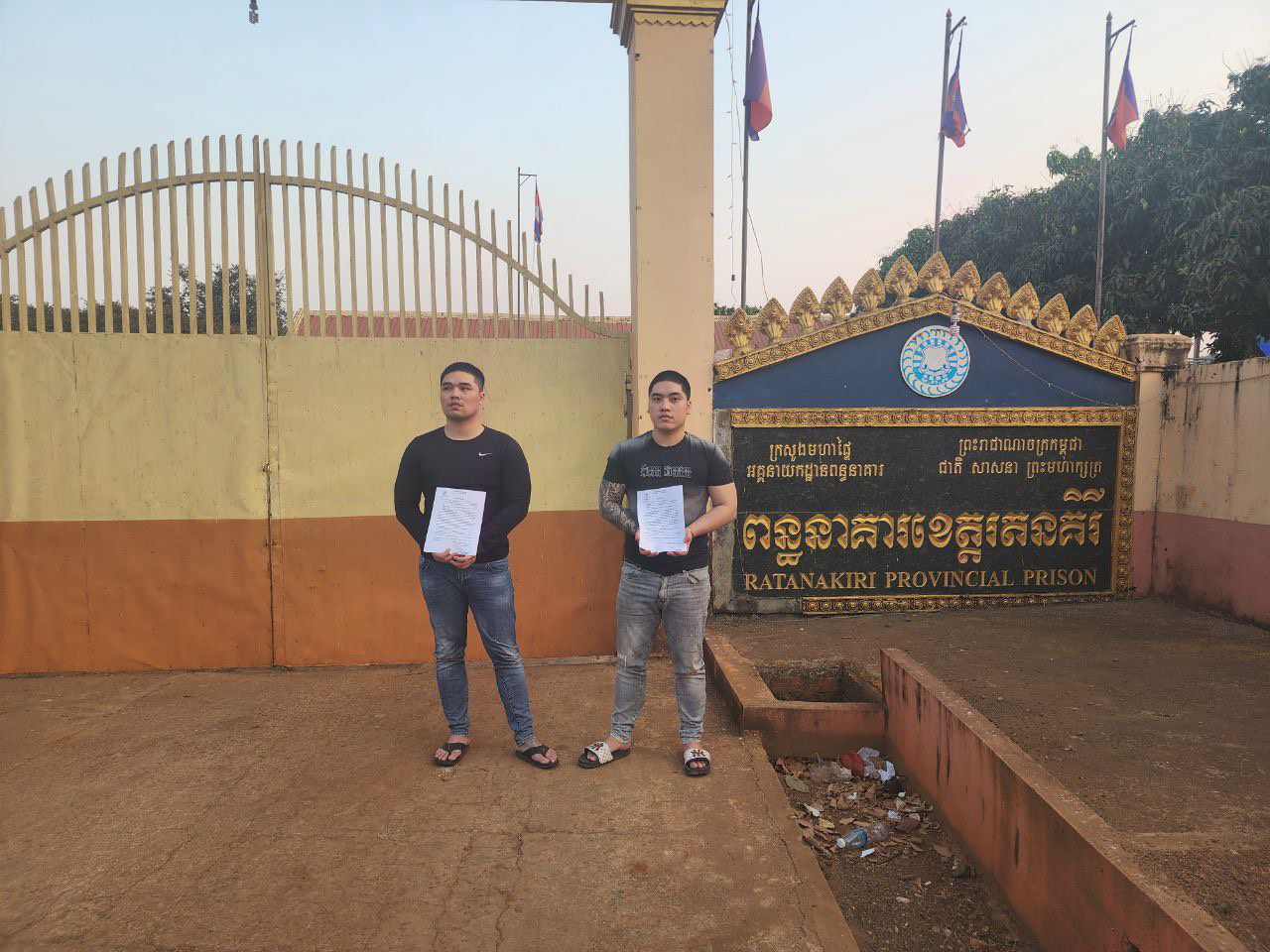 Hai anh em ruột Ngô Quyết Nhu (trái) và Ngô Quyết Tiến đã sang Campuchia làm việc ở casino để trốn truy nã - Ảnh: Công an tỉnh Phú Yên Hai anh em ruột Ngô Quyết Nhu (trái) và Ngô Viết Tiến đã sang Campuchia làm thuê ở casino để trốn truy nã - Ảnh: Công an tỉnh Phú Yên