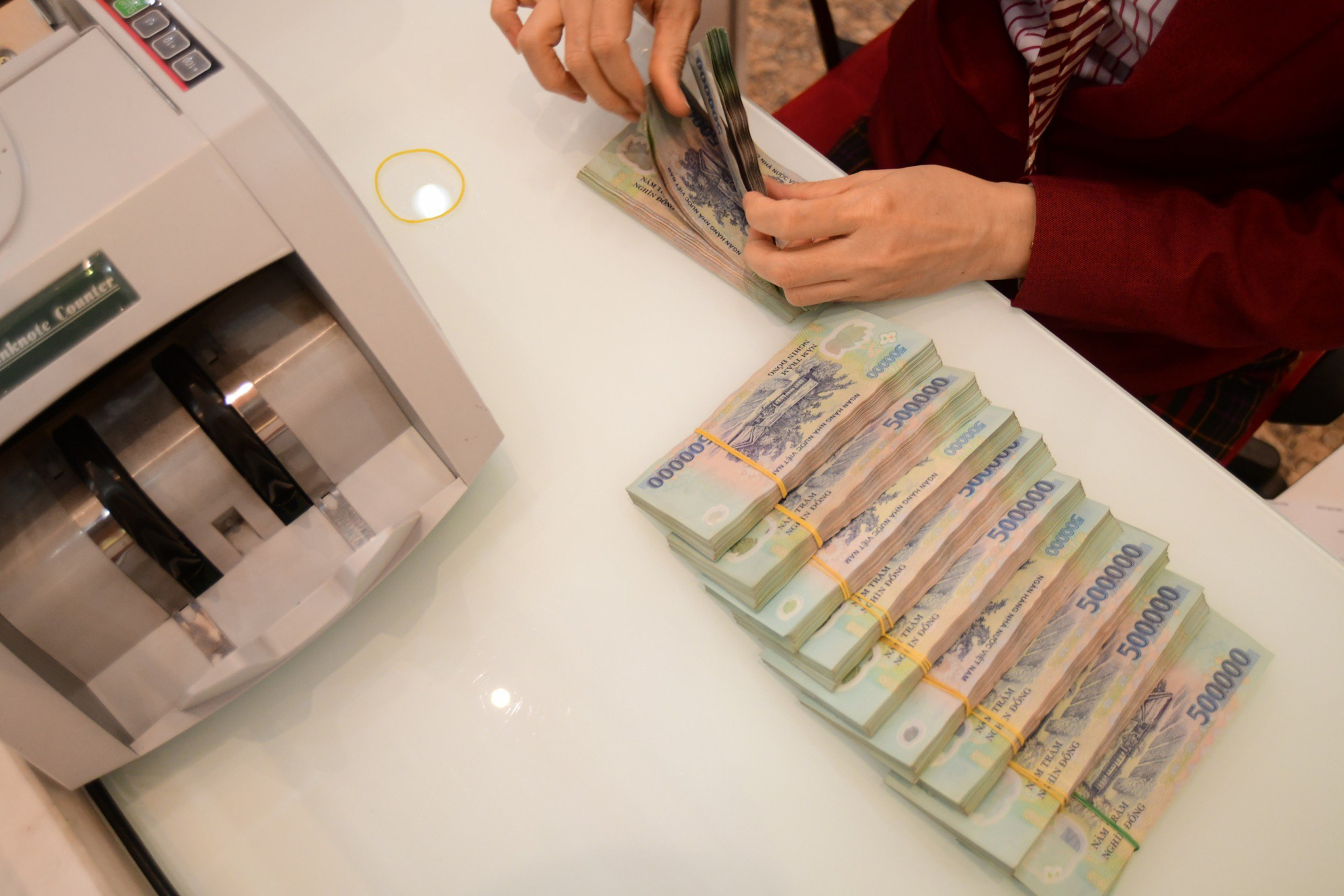 Từ Hòa Phát, Thế Giới Di Động đến PV Gas, vì sao đầy tiền mặt vẫn vay nợ ngân hàng? - Ảnh 1.