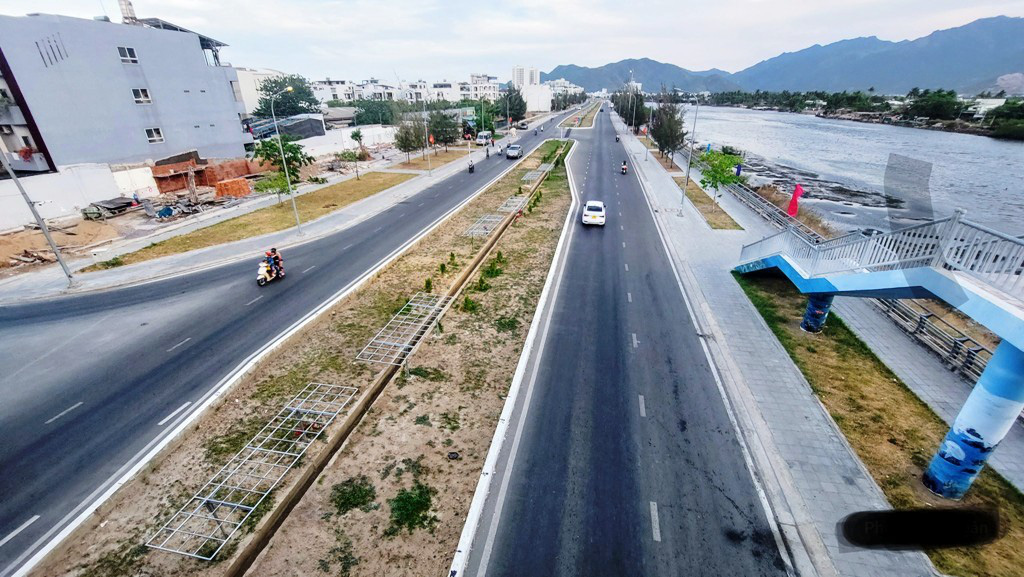 Nha Trang đầu tư gần 15 tỉ đồng trồng cây xanh tại dự án BT dang dở của Tập đoàn Phúc Sơn- Ảnh 1. Một đoạn dải phân cách giữa nhánh phía nam đường vành đai 2 (thuộc dự án BT của Công ty CP Tập đoàn Phúc Sơn) vừa được TP Nha Trang đầu tư trồng cây xanh - Ảnh: PHAN SÔNG NGÂN