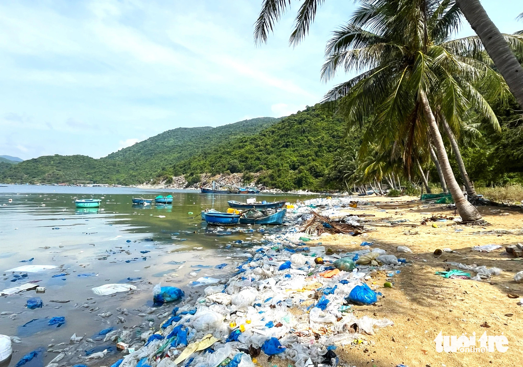 Những ngày đầu tháng 5 là thời điểm bắt đầu mùa gió nồm, tại bãi Chính thuộc vịnh Vũng Rô (xã Hòa Xuân Nam, thị xã Đông Hòa, tỉnh Phú Yên) xuất hiện lượng lớn rác thải từ ngoài khơi tấp vào bờ - Ảnh: NGUYỄN HOÀNG Rác thải nhựa tràn ngập bãi Chính thuộc vịnh Vũng Rô (xã Hòa Xuân Nam, thị xã Đông Hòa) - Ảnh: NGUYỄN HOÀNG