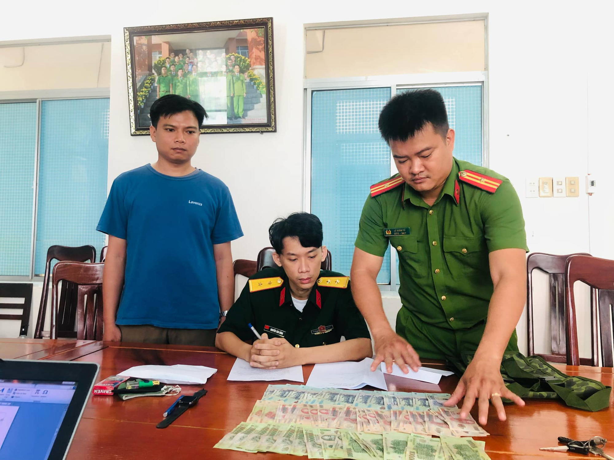Nguyễn Văn Dũng tại cơ quan công an - Ảnh: Công an cung cấp Cơ quan cảnh sát điều tra Công TP Tuy Hòa (tỉnh Phú Yên) đã ra quyết định khởi tố vụ án, khởi tố bị can, thi hành lệnh bắt tạm giam đối với Nguyễn Văn Dũng (giữa) để điều tra hành vi lừa đảo chiếm đoạt tài sản - Ảnh: Công an cung cấp