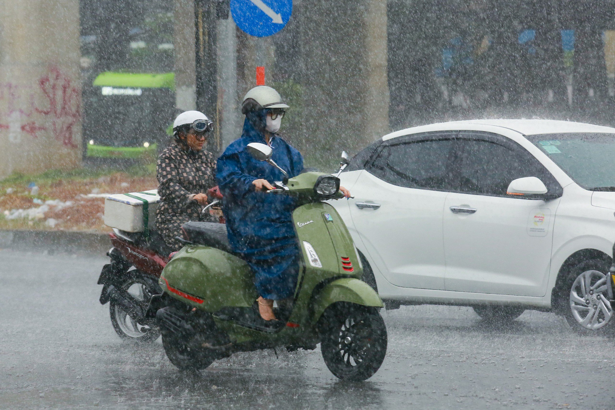 TP.HCM, Nam Bộ mưa to ba ngày tới, miền Đông mưa nhiều hơn miền Tây - Ảnh 1.