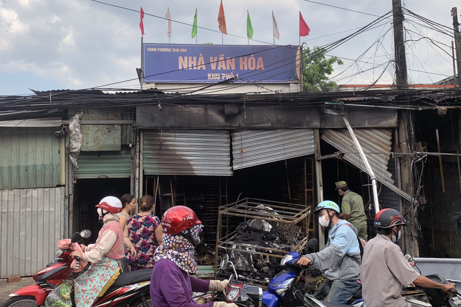 Gian hàng trước nhà văn hóa khu phố ở Biên Hòa cháy nổ dữ dội lúc rạng sáng- Ảnh 1. Hai gian hàng cho thuê trong nhà văn hóa khu phố 1, phường Tam Hòa, TP Biên Hòa, Đồng Nai bốc cháy dữ dội lúc rạng sáng - Ảnh: A.B.