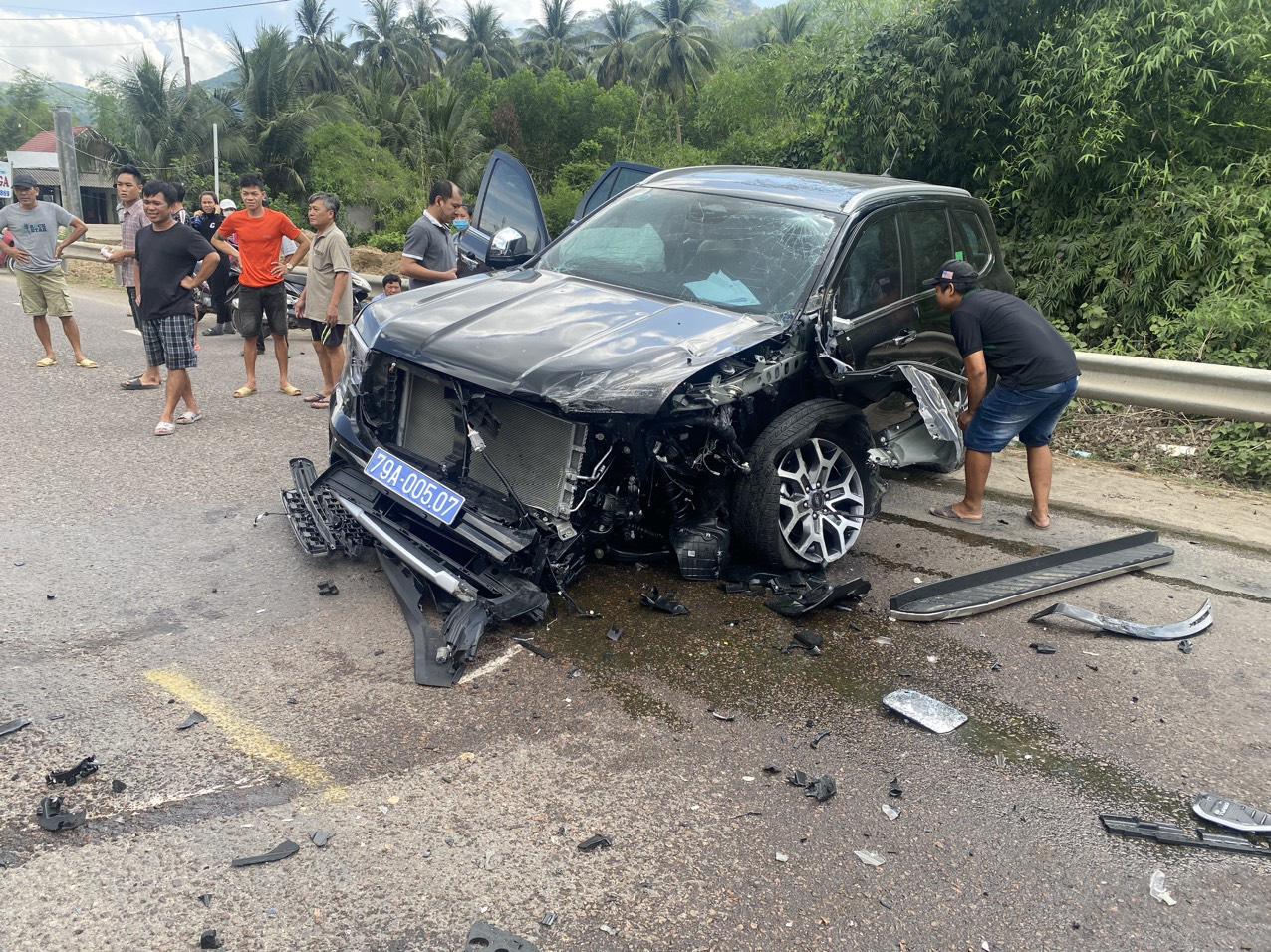 Xe biển xanh của Sở Tư pháp tỉnh Khánh Hòa tại thời điểm sau khi xảy ra tai nạn - Ảnh: NGUYỄN HOÀNG Xe biển xanh của Sở Tư pháp tỉnh Khánh Hòa sau khi xảy ra vụ tai nạn - Ảnh: N.T.