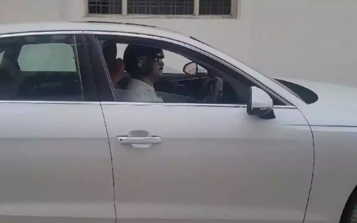 Lấy vại sữa làm mũ bảo hiểm, người đàn ông bị mắc kẹt, mất tới 2 giờ để giải cứu - Ảnh 1.