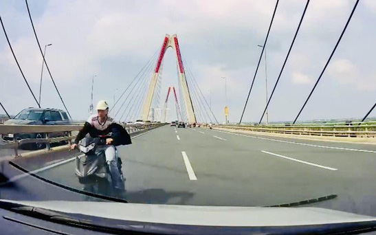 Taxi công nghệ chạy ngược chiều tông xe máy ở Thủ Đức, một người chết - Ảnh 3.