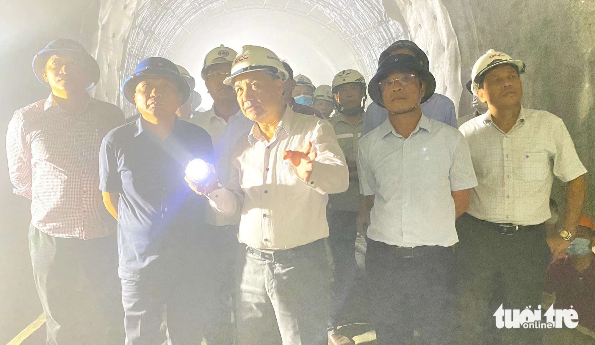 Thứ trưởng Nguyễn Danh Huy (thứ hai từ trái sang) cùng lãnh đạo ngành đường sắt có mặt tại vị trí khắc phục sạt lở bên trong hầm đường sắt Chí Thạnh (huyện Tuy An, tỉnh Phú Yên) - Ảnh: NGUYỄN HOÀNG Thứ trưởng Bộ Giao thông vận tải Nguyễn Danh Huy (thứ hai từ trái sang) cùng lãnh đạo ngành đường sắt có mặt tại vị trí khắc phục sạt lở bên trong hầm đường sắt Chí Thạnh (huyện Tuy An, tỉnh Phú Yên) - Ảnh: NGUYỄN HOÀNG