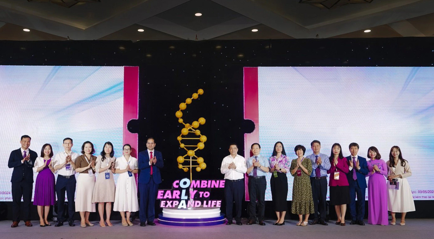 Hướng điều trị mới trong ung thư vú và tuyến tiền liệt- Ảnh 2. Chủ tọa đàm, các điều phối, tham luận viên và đại diện Công ty AstraZeneca Việt Nam chào mừng các chỉ định của hai nghiên cứu đã được phê duyệt chính thức tại Việt Nam