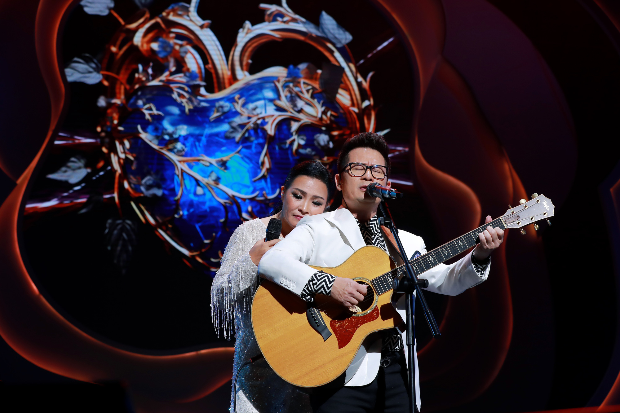 Phương Thanh và Bằng Kiều Bằng Kiều đệm đàn cho Phương Thanh, cả hai cùng song ca Cơn mưa băng giá - Ảnh: BTC