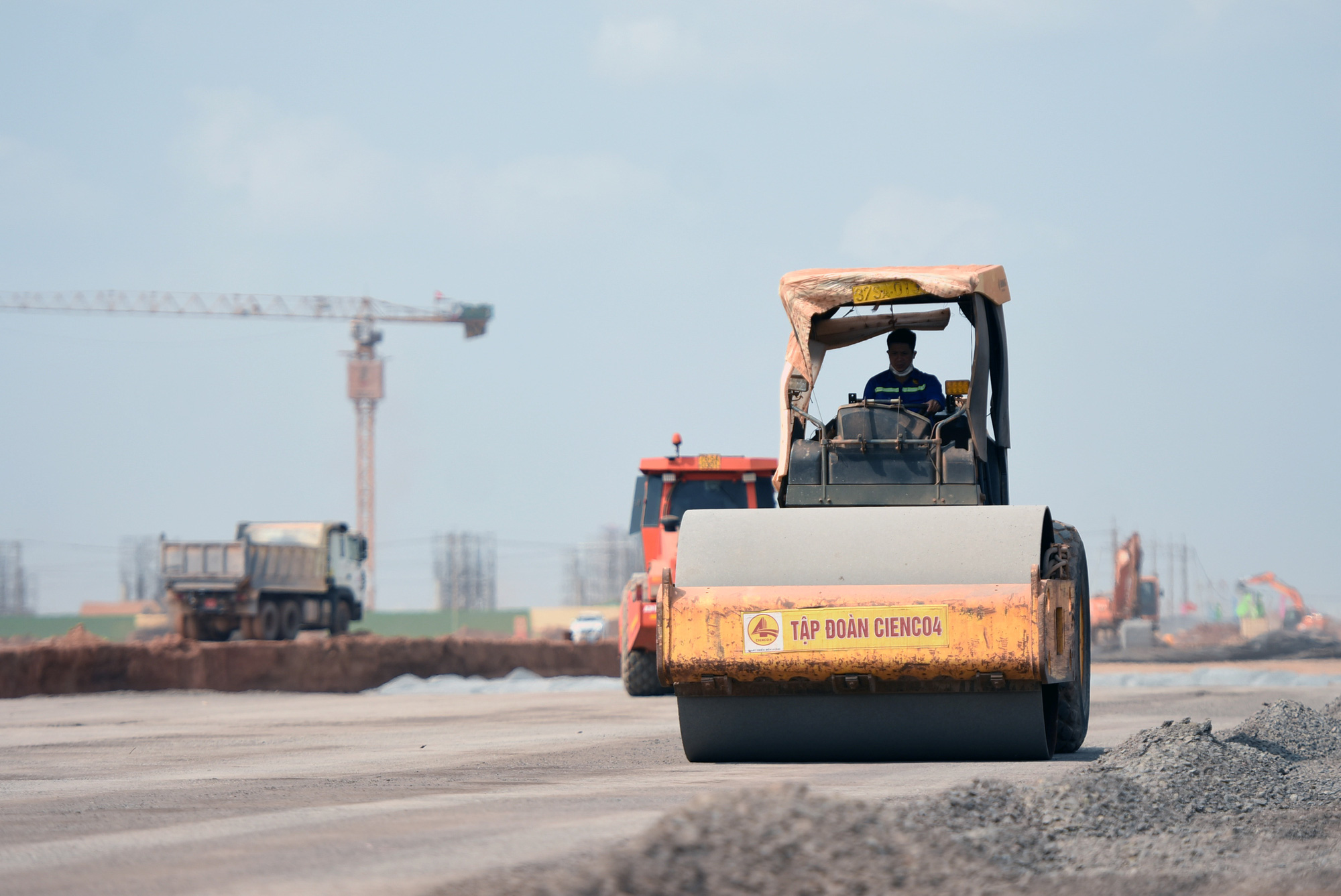 Các nhà thầu đang tăng tốc thi công xây dựng sân bay Long Thành để đưa giai đoạn 1 vào khai thác trong năm 2026 tới - Ảnh: A LỘC