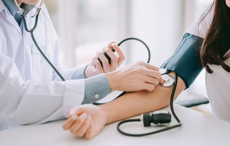 Uống trà dâm bụt - thức uống được nhắc nhiều nhờ bằng chứng khoa học ngày càng rõ ràng - Ảnh 1.