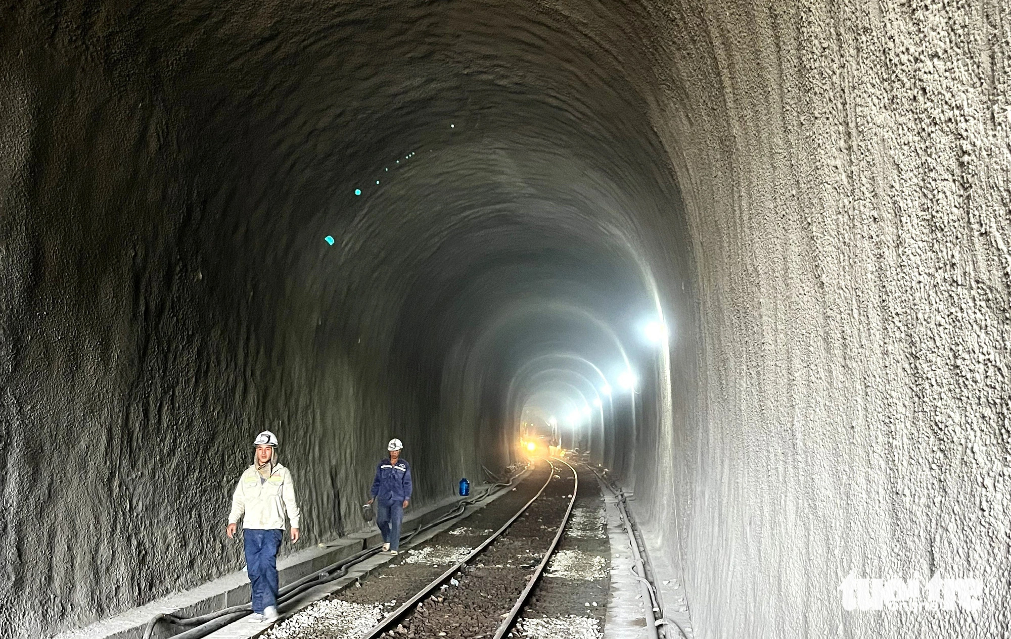 Bên trong hầm đường sắt Chí Thạnh (huyện Tuy An, tỉnh Phú Yên) đã được đơn vị thi công triển khai các phương án khắc phục. Trong ảnh là lực lượng thi công đang tiến hành phun bê tông gia cố hầm - Ảnh: NGUYỄN HOÀNG Bên trong hầm đường sắt Chí Thạnh (huyện Tuy An, tỉnh Phú Yên) vào sáng 29-5. Trong ảnh: lực lượng thi công đang tiến hành gia cố hầm - Ảnh: NGUYỄN HOÀNG