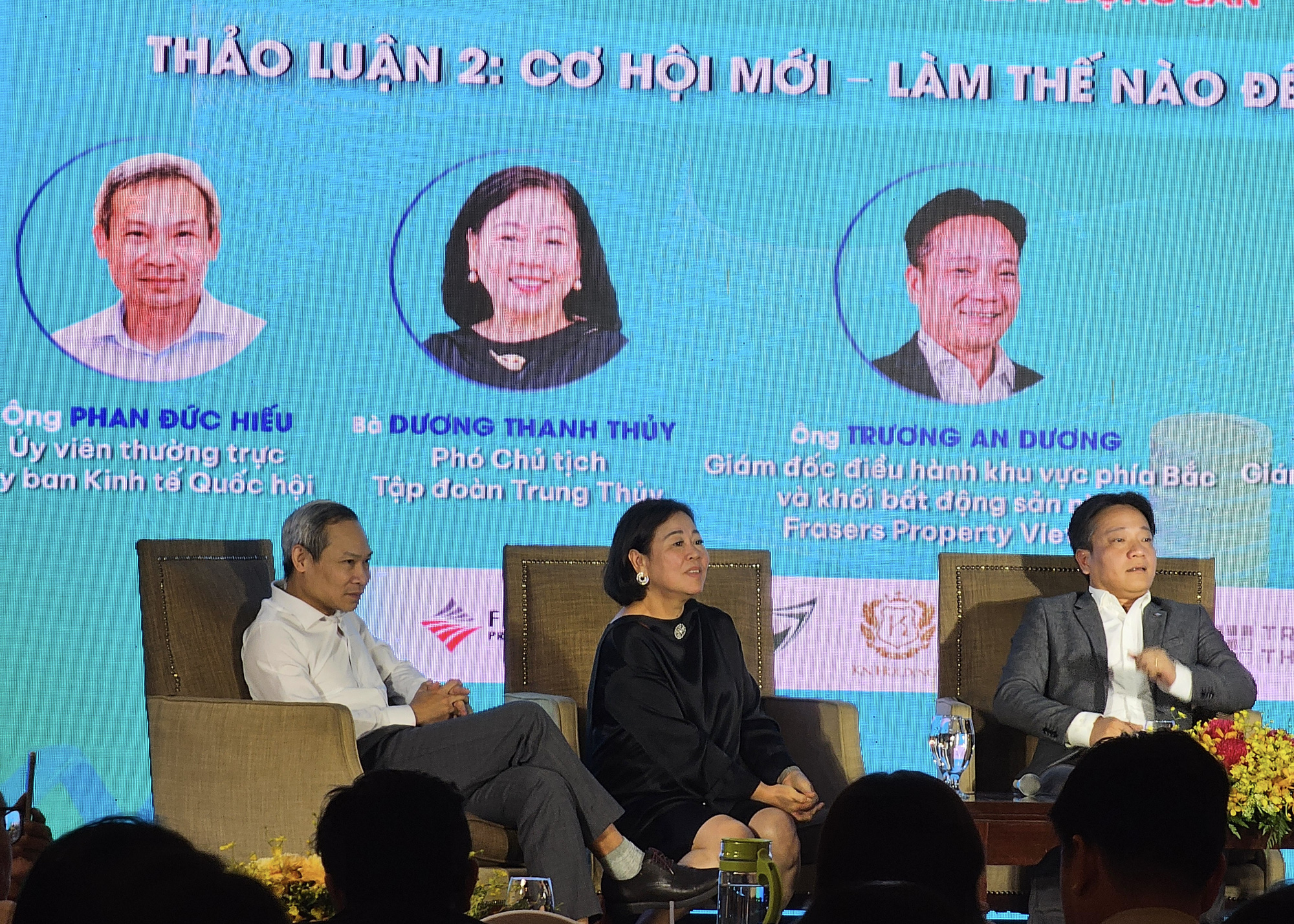 Lãnh đạo doanh nghiệp địa ốc: ‘Thời bất động sản lùa gà vào chuồng đã hết’- Ảnh 2. Bà Dương Thanh Thủy (giữa) - phó chủ tịch Tập đoàn Trung Thủy - chia sẻ với các doanh nghiệp tại diễn đàn - Ảnh: NGỌC HIỂN