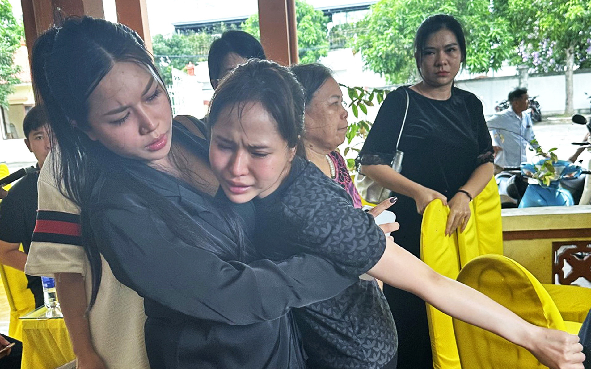 Bé gái 2 tuổi tử vong nghi bị bỏ quên trên ô tô - Ảnh 1.