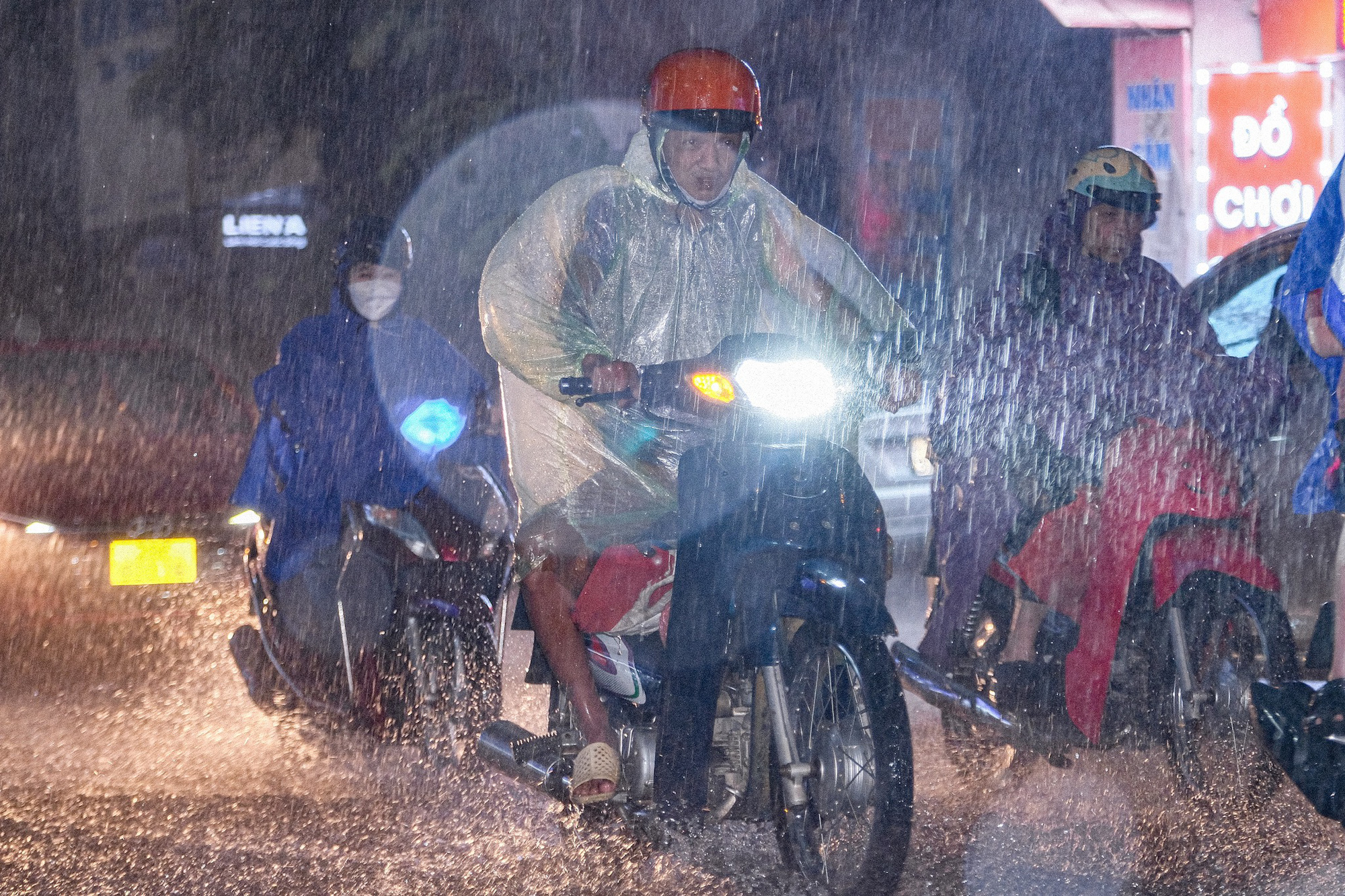 Đêm nay và ngày mai Nam Bộ mưa to, Bắc Bộ đón không khí lạnh - Ảnh 1.