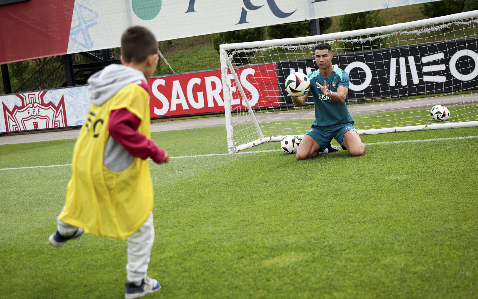 Ronaldo làm thủ môn cho cầu thủ nhí thỏa sức sút