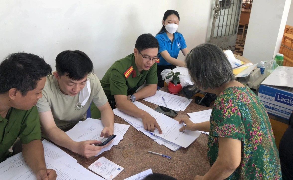 Tổ công tác cùng với cán bộ Bảo hiểm xã hội hướng dẫn người dân chuyển đổi sang hình thức nhận lương hưu qua tài khoản - Ảnh: C.T. Tổ công tác cùng với cán bộ Bảo hiểm xã hội hướng dẫn người dân chuyển đổi sang hình thức nhận lương hưu qua tài khoản - Ảnh: C.T.