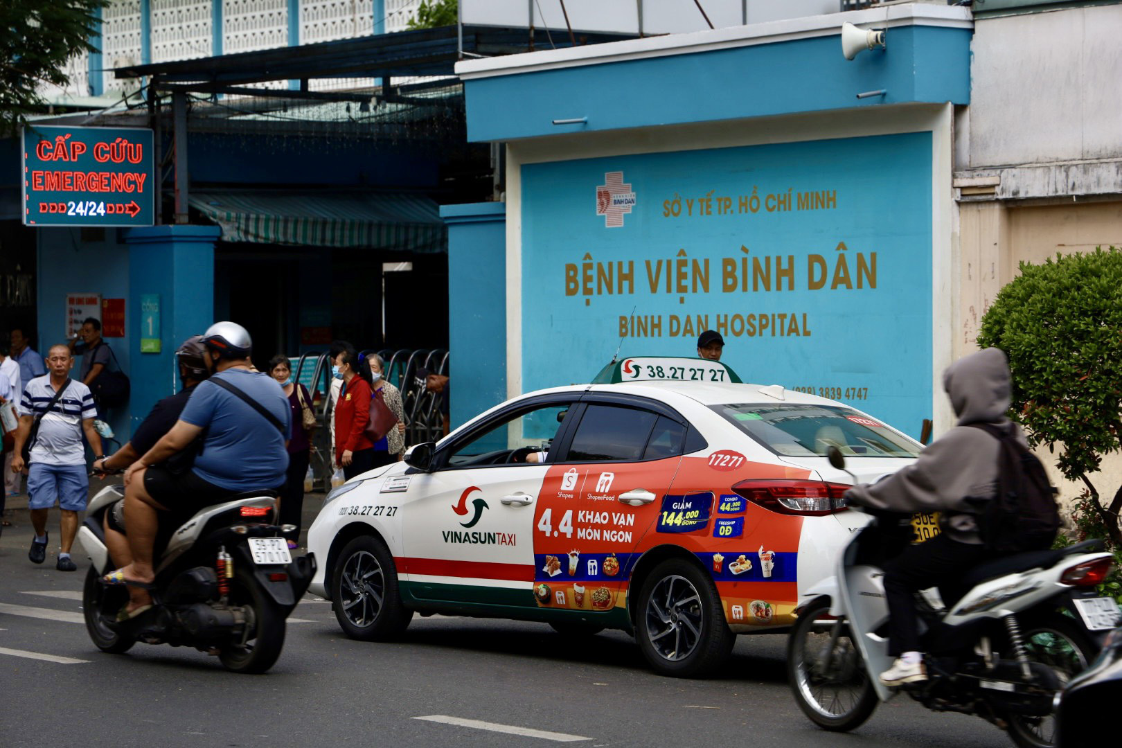 Taxi, xe dịch vụ đậu la liệt quanh Bệnh viện Từ Dũ, Bình Dân- Ảnh 4. Xe taxi đậu ngay trước cổng Bệnh viện Bình Dân để đón khách - Ảnh: NGỌC QUÝ