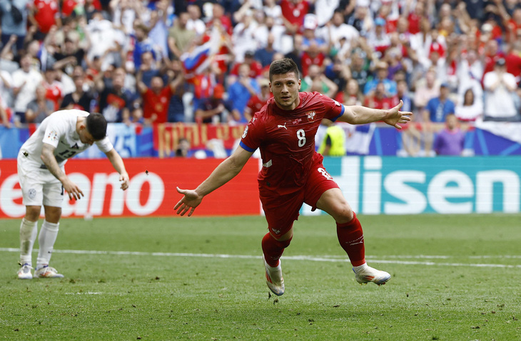 Luka Jovic ghi bàn phút 90+5 để giúp Serbia thoát thua trước Slovenia - Ảnh: REUTERS