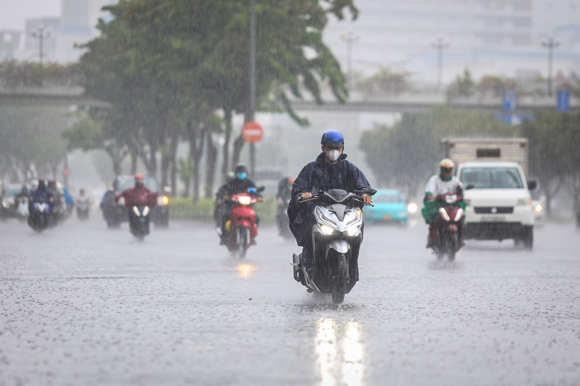 Thời tiết hôm nay 14-10: Bắc Bộ có sương mù, Trung Bộ mưa lớn, Nam Bộ mưa chiều - Ảnh 1.