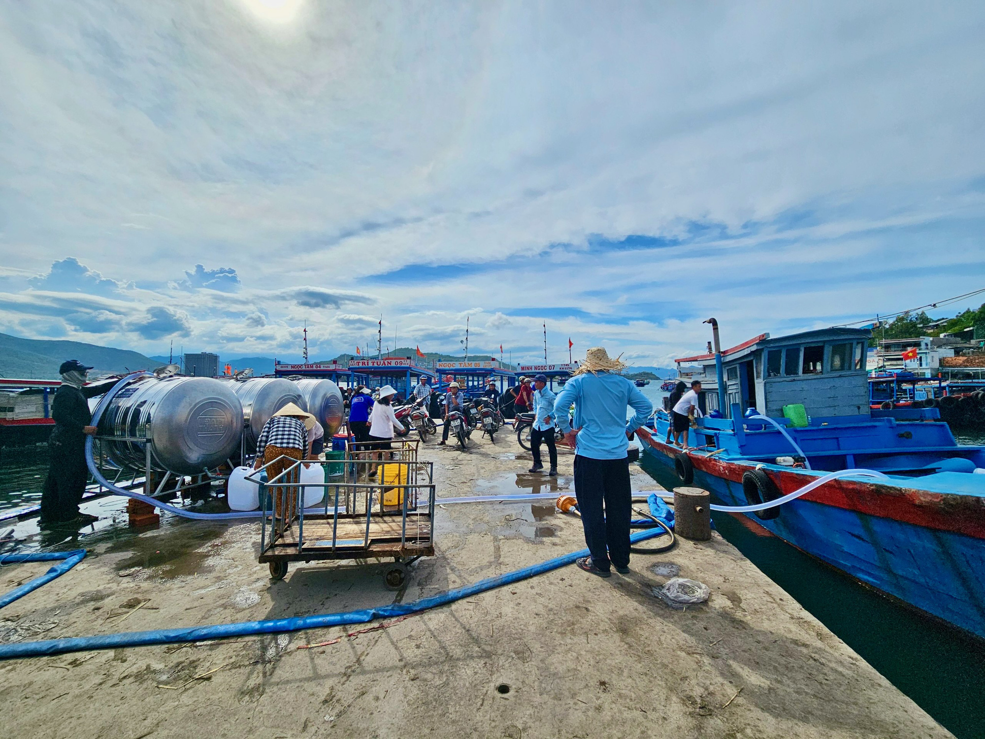 Vỡ đường ống nước vượt biển ra đảo: Hàng ngàn người dân phải xếp hàng lấy nước- Ảnh 1.