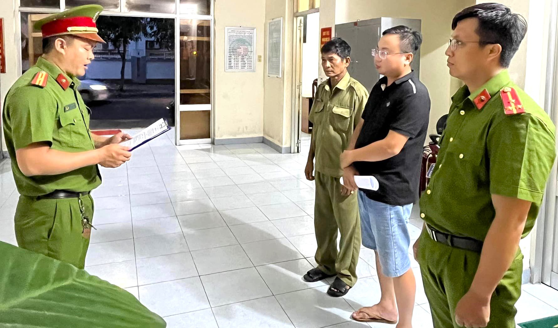 Cơ quan CSĐT Công an TP Tuy Hòa (Phú Yên) tống đạt quyết định khởi tố bị can và thi hành lệnh bắt tạm giam bị can Nguyễn Phú Hộ - Ảnh: Công an cung cấp Cơ quan điều tra tống đạt quyết định khởi tố bị can và lệnh bắt tạm giam bị can Nguyễn Phú Hộ (giám đốc Công ty Hồng Hưng) - Ảnh: Công an cung cấp