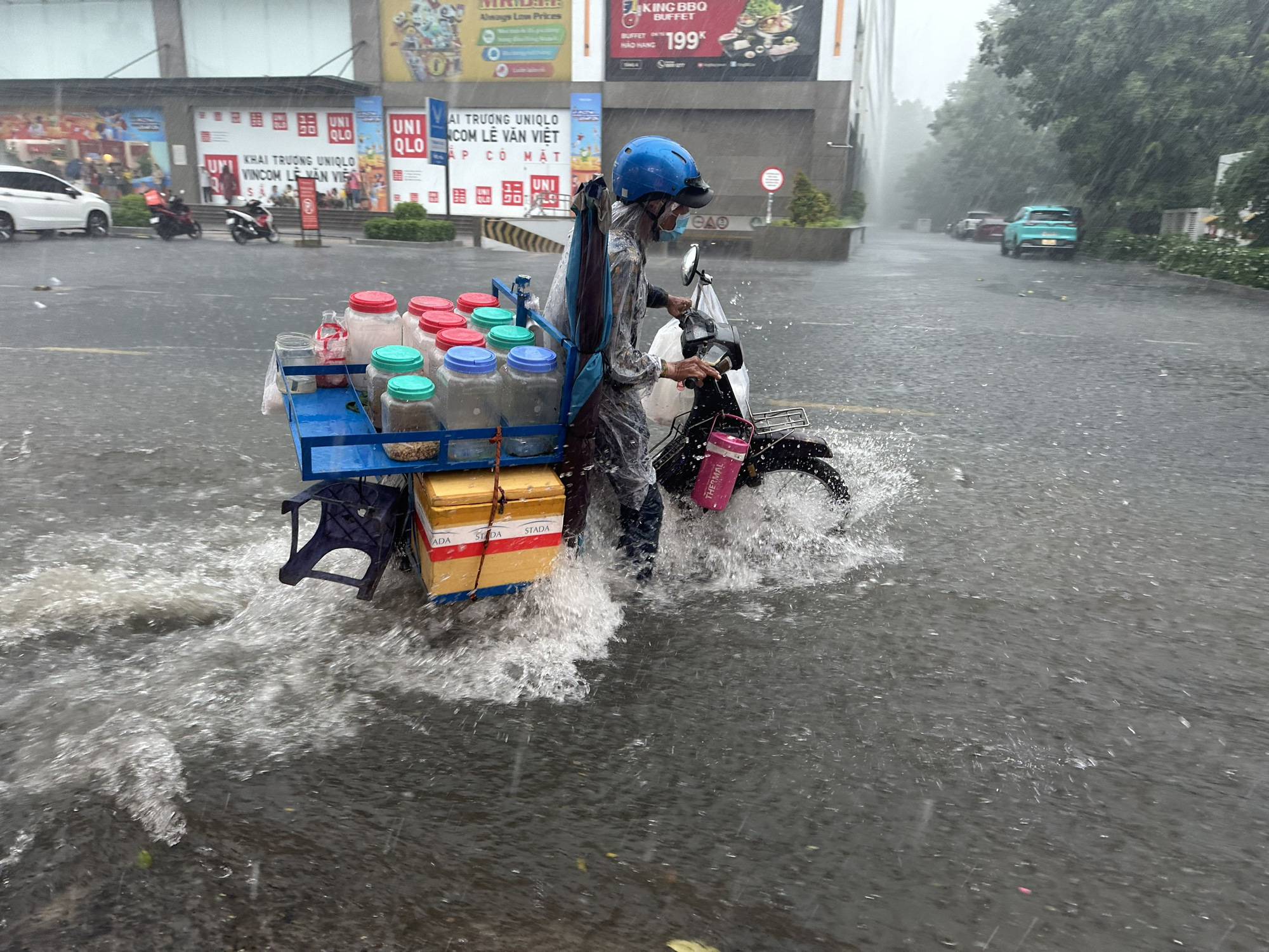 Nằm ở rìa dải hội tụ nhiệt đới, Nam Bộ mưa to đến rất to - Ảnh 1.