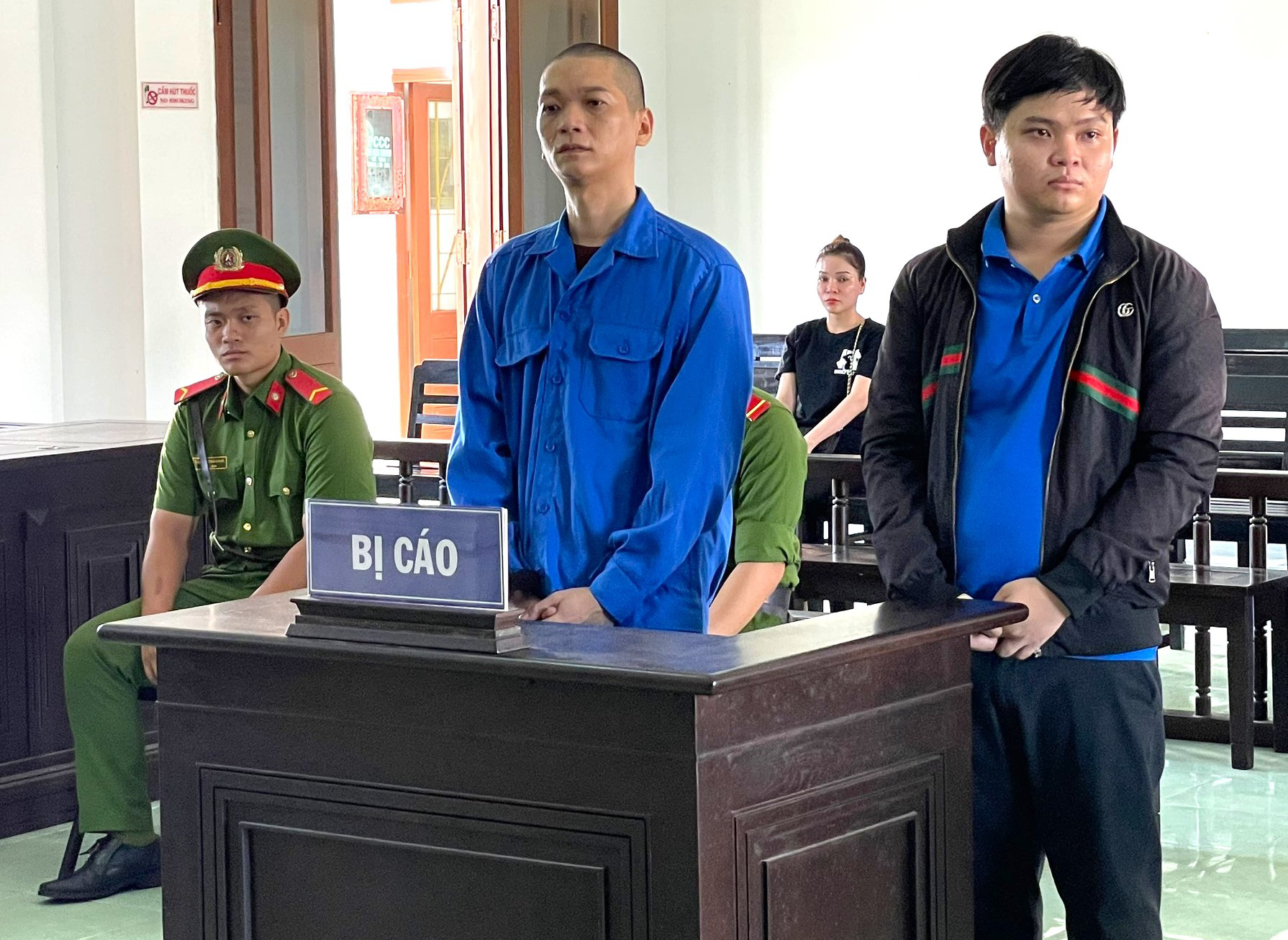 Bị cáo Cao Quốc Thông (bên trái) và Võ Cao Huy bị Tòa án nhân dân tỉnh Phú Yên phạt tù về tội Hai bị cáo Cao Quốc Thông (bên trái) và Võ Cao Huy bị Tòa án nhân dân tỉnh Phú Yên phạt tù về tội