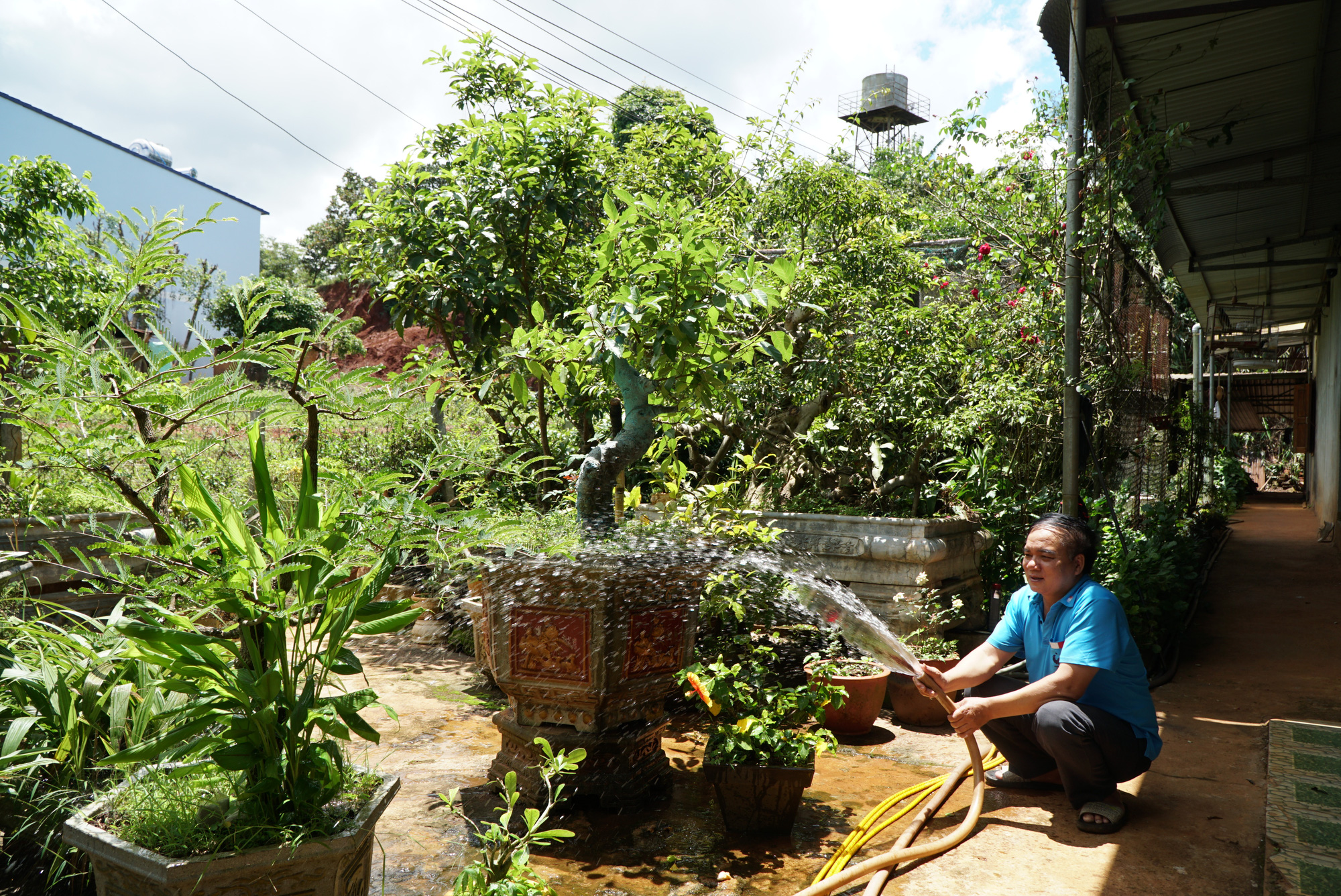 Ông Vũ Văn Bàn, bon Bu Nơ B, xã Quảng Tâm, huyện Tuy Đức nhà sát công trình nước tập trung những phải đầu tư giếng khoan để chủ động nước sinh hoạt cho gia đình - Ảnh: ĐỨC LẬP Ông Vũ Văn Bàn, bon Bu Nơ B (xã Quảng Tâm, huyện Tuy Đức), có nhà sát công trình nước tập trung nhưng phải đầu tư giếng khoan để chủ động nước sinh hoạt cho gia đình - Ảnh: ĐỨC LẬP