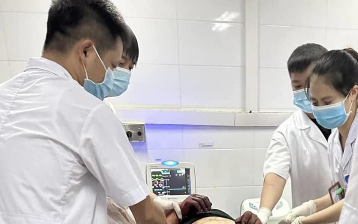 Vụ kính, bê tông rơi từ công trình xuống đường: Nạn nhân tử vong là người thu gom kính vụn - Ảnh 1.