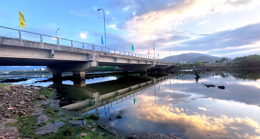 Nút giao thông nguy hiểm bởi dự án BT Phúc Sơn, cần thêm 609 tỉ đồng cải tạo- Ảnh 2. Cầu Quán Trường được đề xuất đầu tư dự án mở rộng thêm cả hai bên và làm hầm chui cho đường vành đai 2 tại đầu cầu phía đông - Ảnh: PHAN SÔNG NGÂN