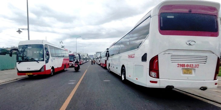 Xe khách nối đuôi nhau đậu kín, kéo dài trên đoạn đường Thích Quảng Đức, bên ngoài bãi xe đã bị xử lý (ảnh chụp chiều 16-7-2024) - Ảnh: PHAN SÔNG NGÂN Xe khách nối đuôi nhau đậu kín, kéo dài trên đoạn đường Thích Quảng Đức (TP Nha Trang), bên ngoài bãi xe đã bị xử lý (ảnh chụp chiều 16-7-2024) - Ảnh: PHAN SÔNG NGÂN