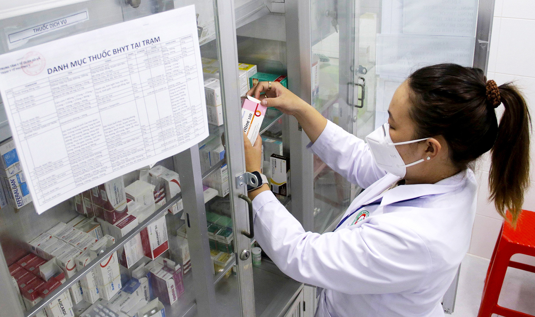 Cấp thuốc 2 tháng/lần cho bệnh mạn tính: Người dân than xếp hàng để lấy…toa thuốc cũ - Ảnh 1. cấp thuốc - Ảnh 1.