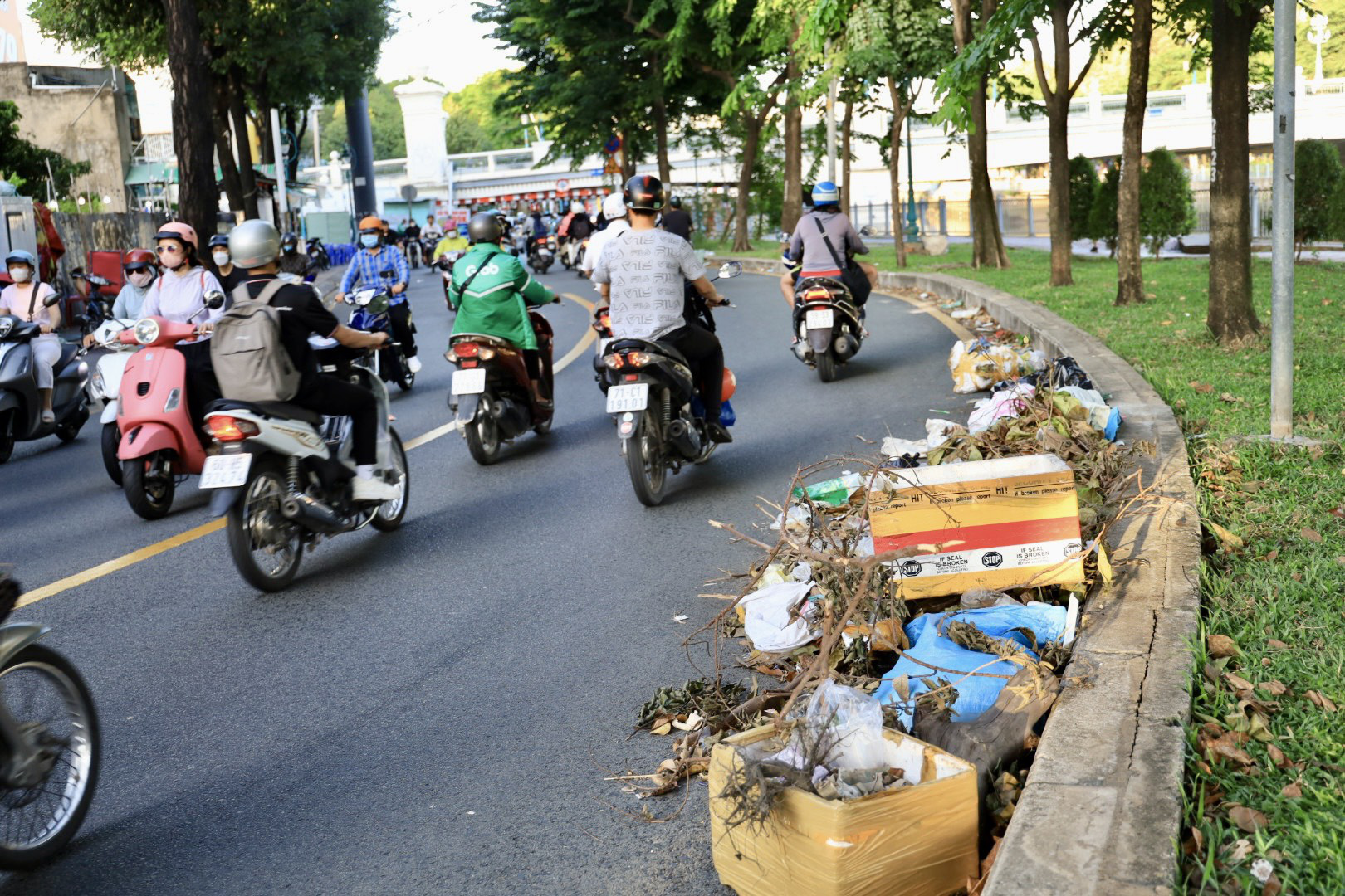 Nhiều bãi rác ngổn ngang dưới lòng đường Trường Sa- Ảnh 2. Bãi rác lớn lấn chiếm cả lòng đường trên đường Trường Sa - Ảnh: NGỌC QUÝ