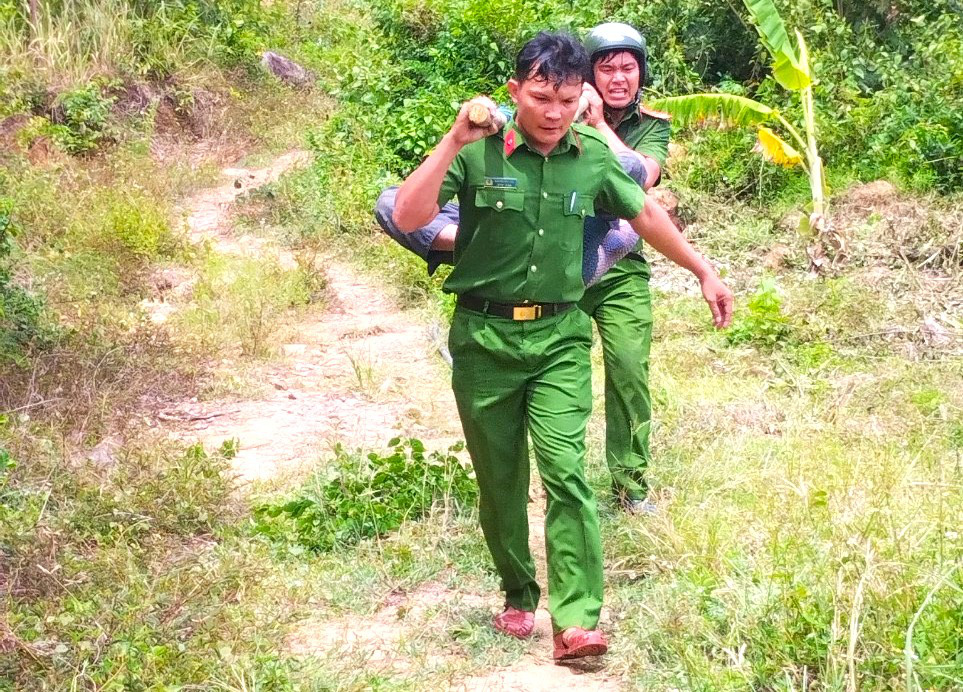 Các chiến sĩ công an xã Hòa Quang Bắc (huyện Phú Hòa, tỉnh Phú Yên) mắc võng đưa nạn nhân bị ong chích xuống núi để cấp cứu - Ảnh: Địa phương cung cấp Các chiến sĩ Công an xã Hòa Quang Bắc (huyện Phú Hòa, tỉnh Phú Yên) mắc võng đưa nạn nhân bị ong đốt xuống núi để cấp cứu - Ảnh: UBND xã Hòa Quang Bắc