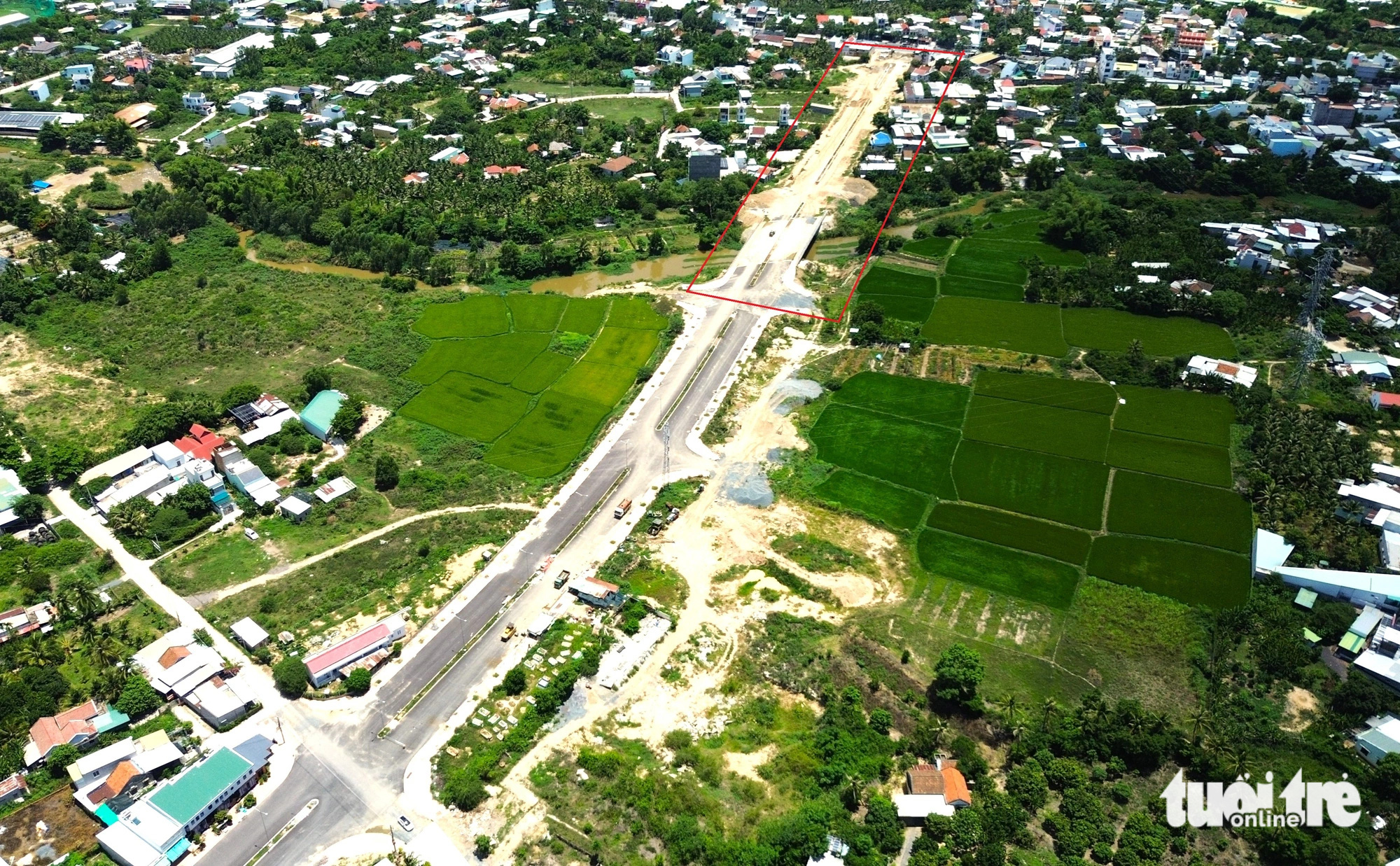 Trong ảnh là dự án đường D30 dài 778,5 mét, rộng 30 mét (thuộc xã Vĩnh Hiệp và xã Vĩnh Trung, TP Nha Trang) nối hai đường lớn là đại lộ Võ Nguyên Giáp và đường 23 tháng 10. Tuy nhiên đến nay đoạn từ đường 23 tháng 10 đến cầu vượt sông Quán Trường vẫn chưa hoàn thành - Ảnh: NGUYỄN HOÀNG Dự án đường D30 thuộc xã Vĩnh Hiệp và xã Vĩnh Trung (TP Nha Trang) chưa hoàn thành - Ảnh: NGUYỄN HOÀNG