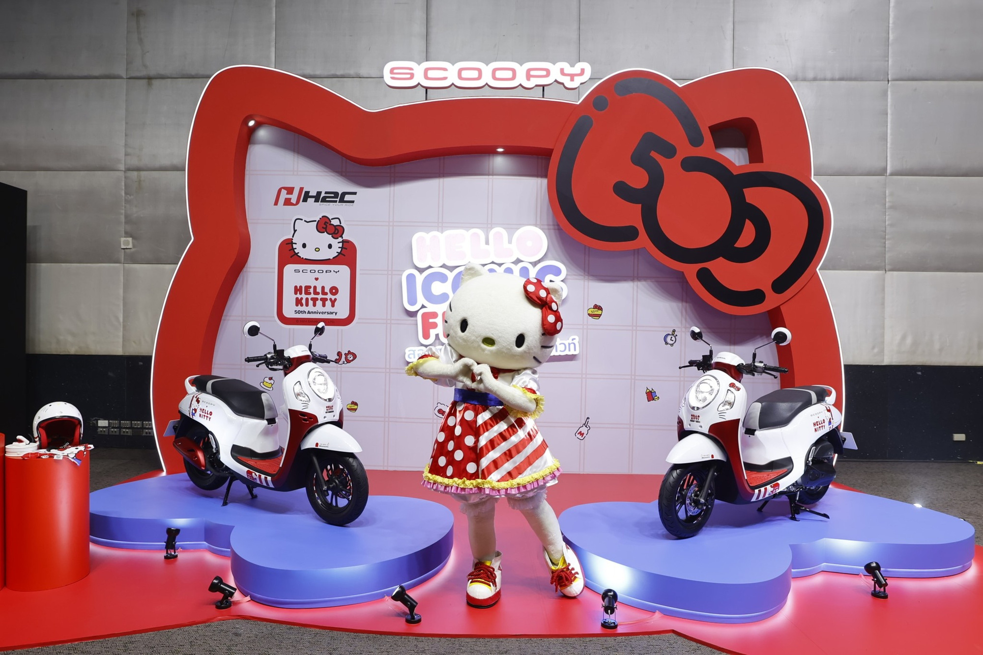 Scoopy Hello Kitty Limited Edition là sản phẩm hợp tác giữa Honda và Sanrio - công ty đang giữ bản quyền Hello Kitty. 