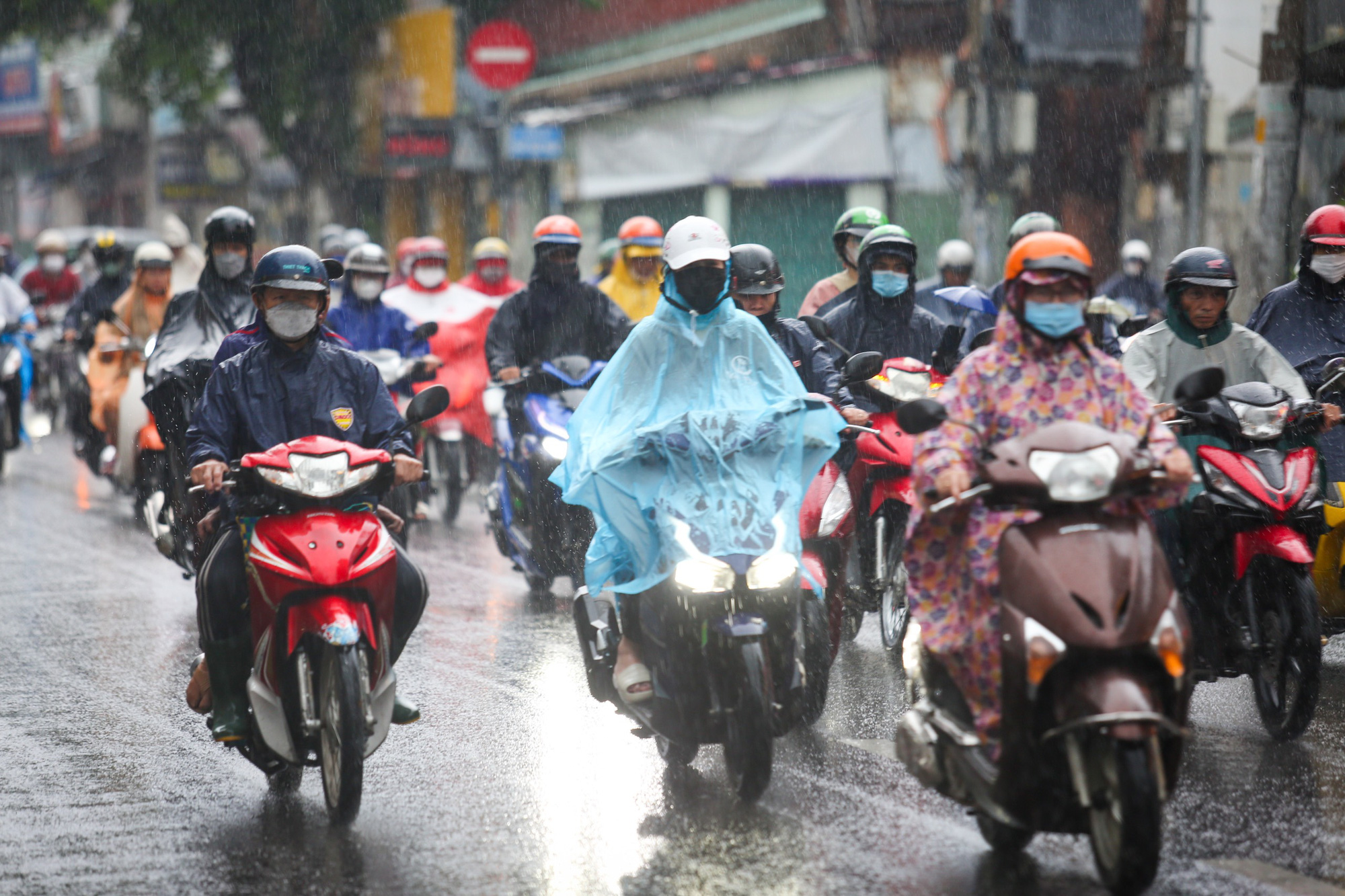 Thời tiết hôm nay 12-8: Nam Bộ mưa dông từ chiều tới tối - Ảnh 1.