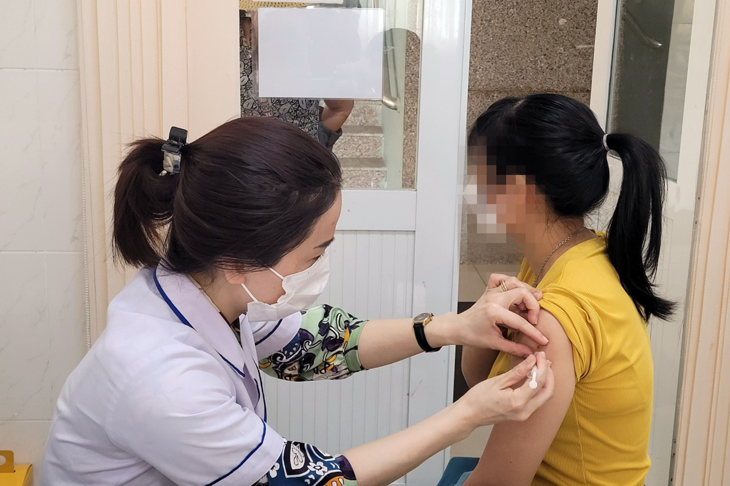 Hai vợ chồng tự xử lý vết thương do chó cắn, người vợ chết vì bệnh dại- Ảnh 1. Đồng Nai vừa ghi nhận ca đầu tiên tử vong do mắc bệnh dại. Trong ảnh: Người dân ở Đồng Nai tiêm phòng vắc xin ngừa dại - Ảnh: A.B.
