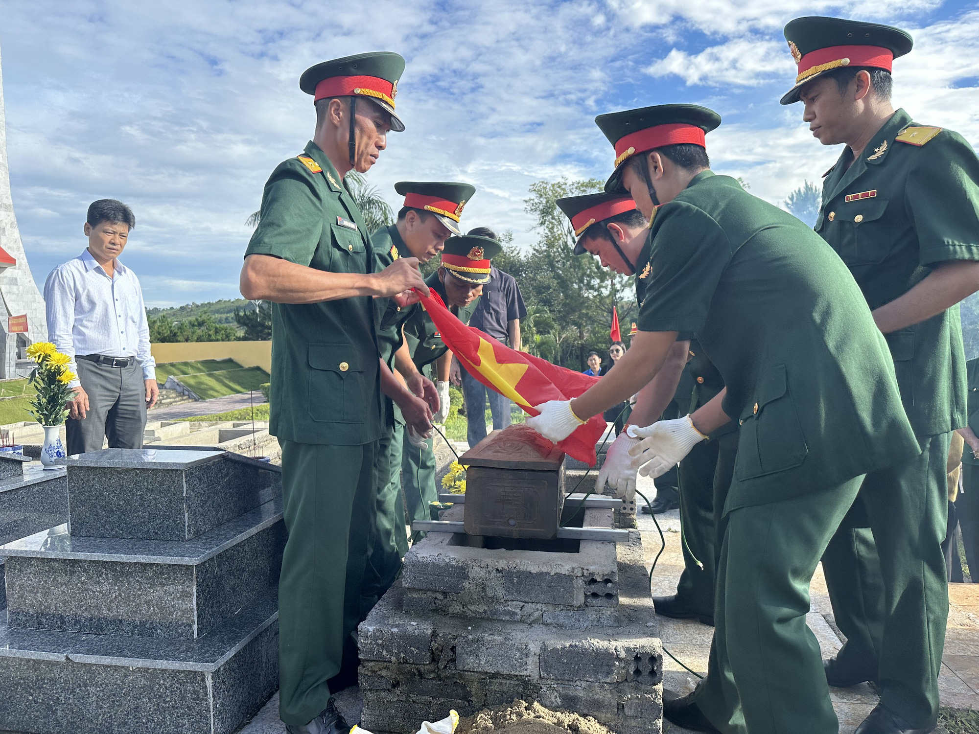 Hài cốt tìm thấy được an táng tại nghĩa trang liệt sỹ huyện Tuy Đức (tỉnh Đắk Nông) - Ảnh: ĐỨC LẬP Hài cốt liệt sĩ mới tìm thấy được an táng tại Nghĩa trang liệt sĩ huyện Tuy Đức (tỉnh Đắk Nông) - Ảnh: ĐỨC LẬP