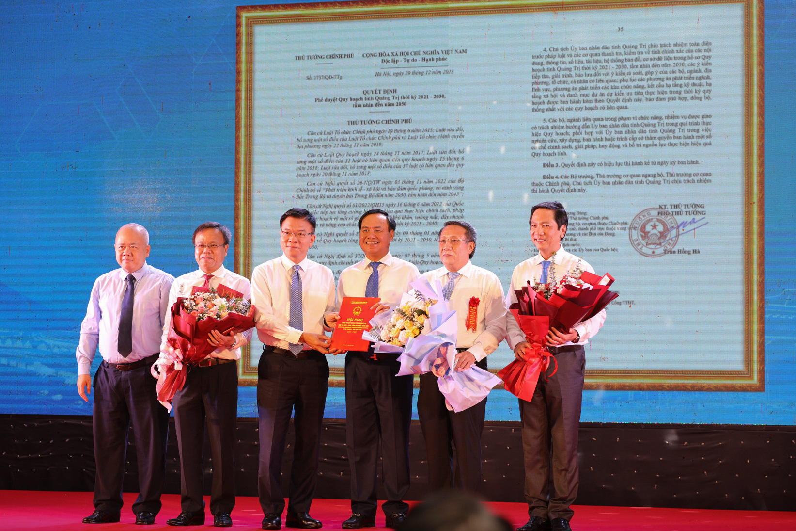 Quảng Trị đặt mục tiêu thành 'tỉnh khá' vào năm 2030- Ảnh 3. Phó thủ tướng Lê Thành Long (thứ 3 từ trái) trao quyết định Quy hoạch tỉnh Quảng Trị - Ảnh: HOÀNG TÁO