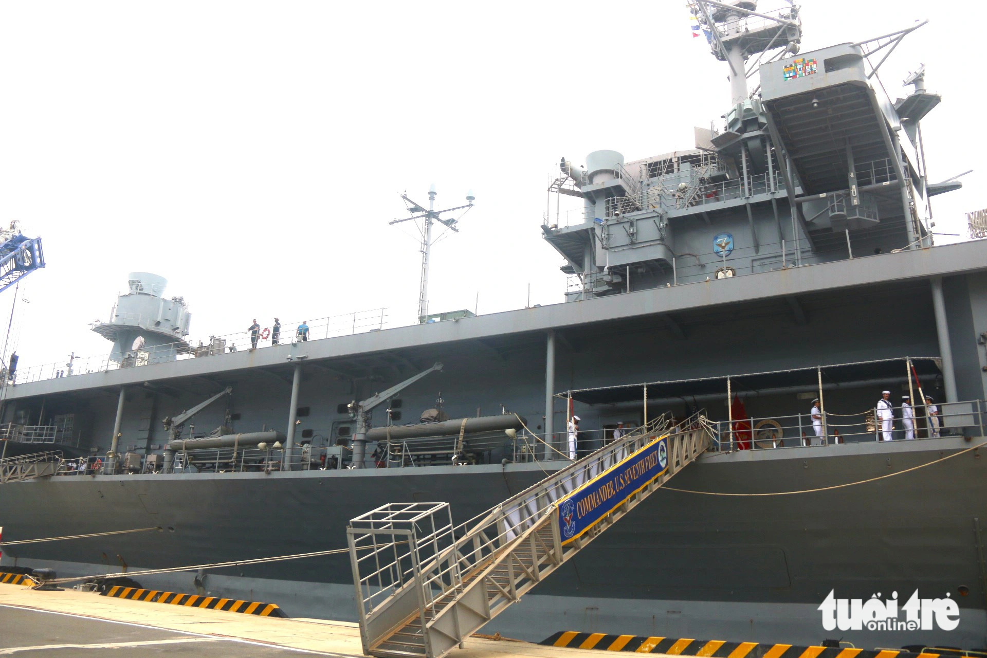 Tàu USS Blue Ridge bắt đầu thiết kế năm 1964, khởi đóng vào năm 1967, hạ thủy năm 1969 và đến tháng 11-1970 chính thức được bàn giao cho lực lượng hải quân, hiện nay cảng mẹ của LCC-19 là Yokosuka, Nhật Bản - nơi đặt trụ sở của Bộ tư lệnh Hạm đội 7 Mỹ - Ảnh: NGUYỄN HOÀNG Tàu USS Blue Ridge có chiều dài 194m, rộng 33m, cao hơn 8m, có lượng giãn nước hơn 19.000 tấn, vận tốc tối đa hơn 20 hải lý/h. Đây là một trong những tàu chỉ huy lớp Blue Ridge, cao tuổi nhất của hải quân Mỹ - Ảnh: NGUYỄN HOÀNG