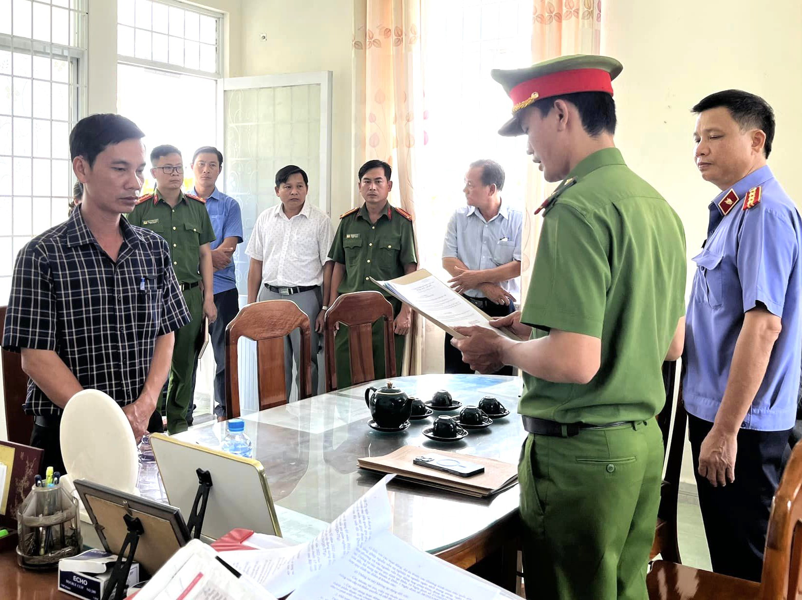 Ông Nguyễn Thái Hưng (chủ tịch UBND xã Sơn Giang, huyện Sông Hinh, tỉnh Phú Yên) bị Cơ quan Cảnh sát điều tra Công an tỉnh Phú Yên khởi tố, bắt tạm giam để điều tra về tội danh “tham ô tài sản Ông Nguyễn Thái Hưng - chủ tịch UBND xã Sơn Giang (huyện Sông Hinh, tỉnh Phú Yên) - bị Cơ quan cảnh sát điều tra Công an tỉnh Phú Yên khởi tố, bắt tạm giam để điều tra về tội “tham ô tài sản
