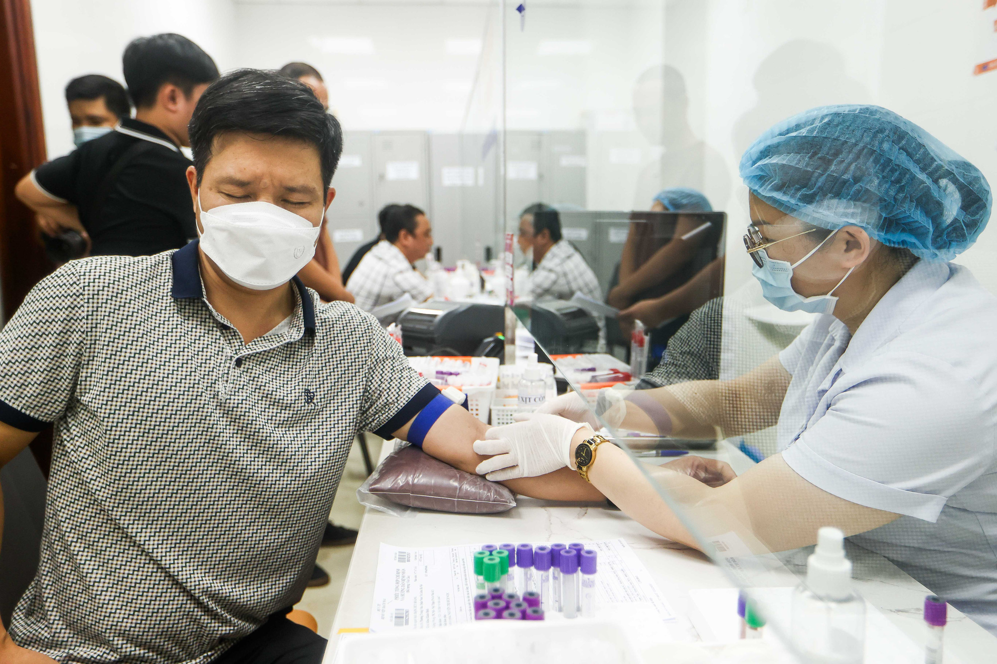 Chuyện bệnh nhân phải xét nghiệm máu nhiều lần: Người đồng tình, người băn khoăn - Ảnh 1. xét nghiệm - Ảnh 1.