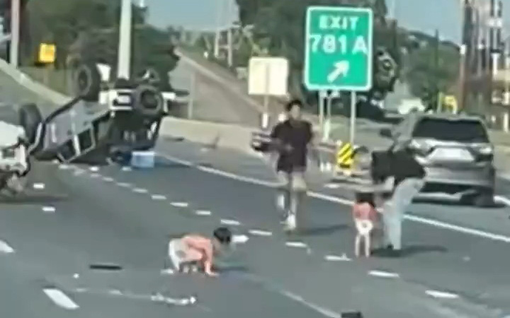 Bé trai sống sót kỳ diệu, đứng dậy ngay sau đó sau khi bị ô tô cán qua người - Ảnh 1.